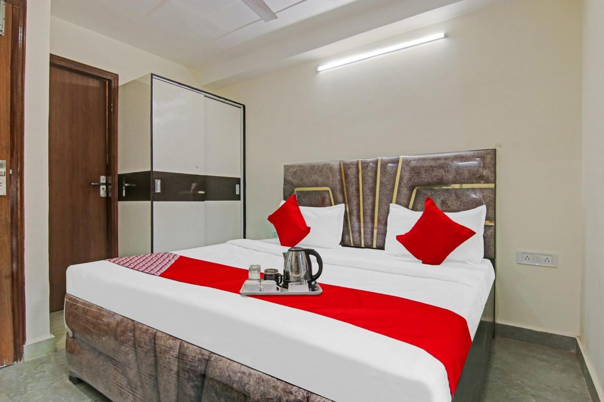 Hotel O King Near Tdi Mall